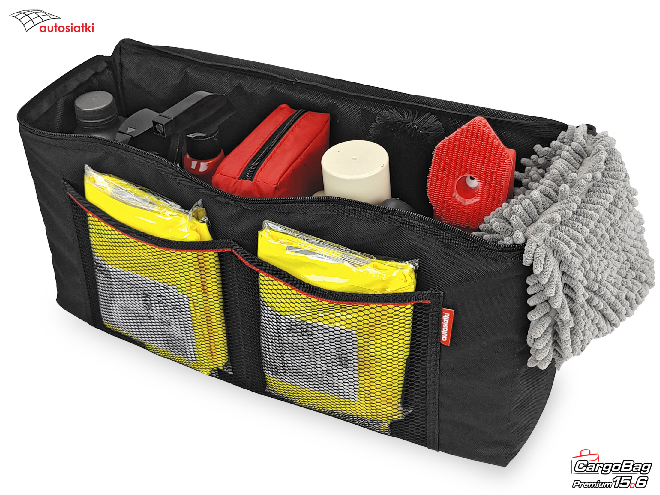 Wnętrze otwartego organizera CargoBag 15.6 od Autosiatki.pl, prezentujące przestronną komorę główną z kosmetykami samochodowymi, gąbką i ręcznikiem, oraz dwie przednie siatkowe kieszenie z kamizelkami odblaskowymi.