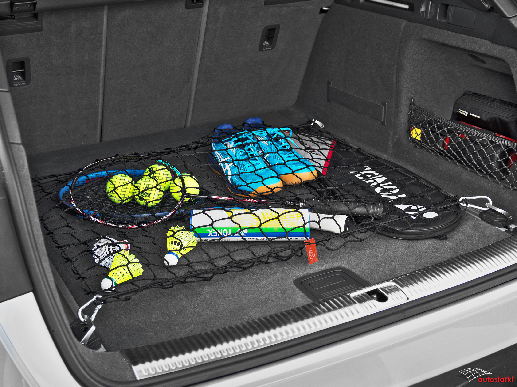 Dedykowana siatka bagażnikowa, idealnie dopasowana do konkretnego modelu auta, skutecznie zabezpieczająca sprzęt sportowy (rakiety, piłki, buty) przed przemieszczaniem.